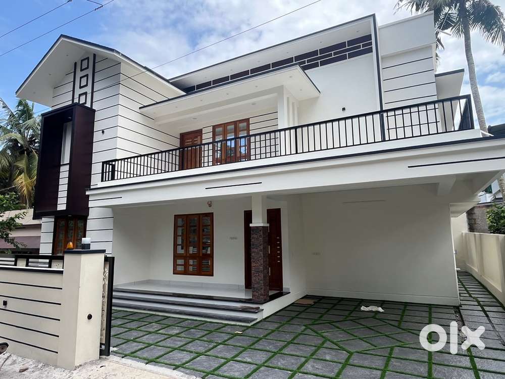 4bhk attached 4.5cent House Pothencode Plamoodu