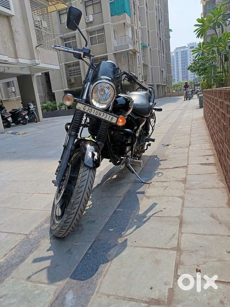 Bajaj Avenger 180 Street