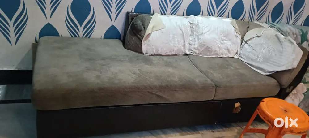 8seater sofa with center table