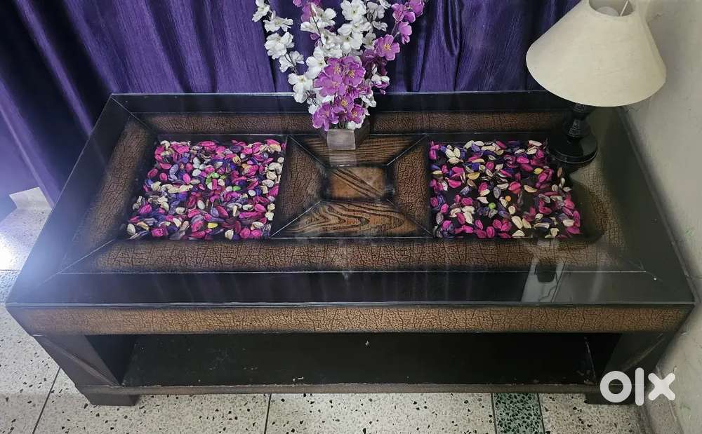 Centre coffee table