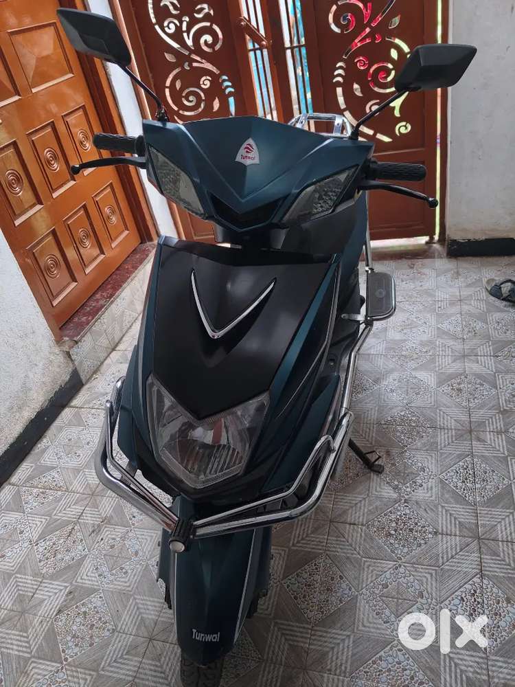 Good condition all working battery bhi bhout achi hai range 70 km