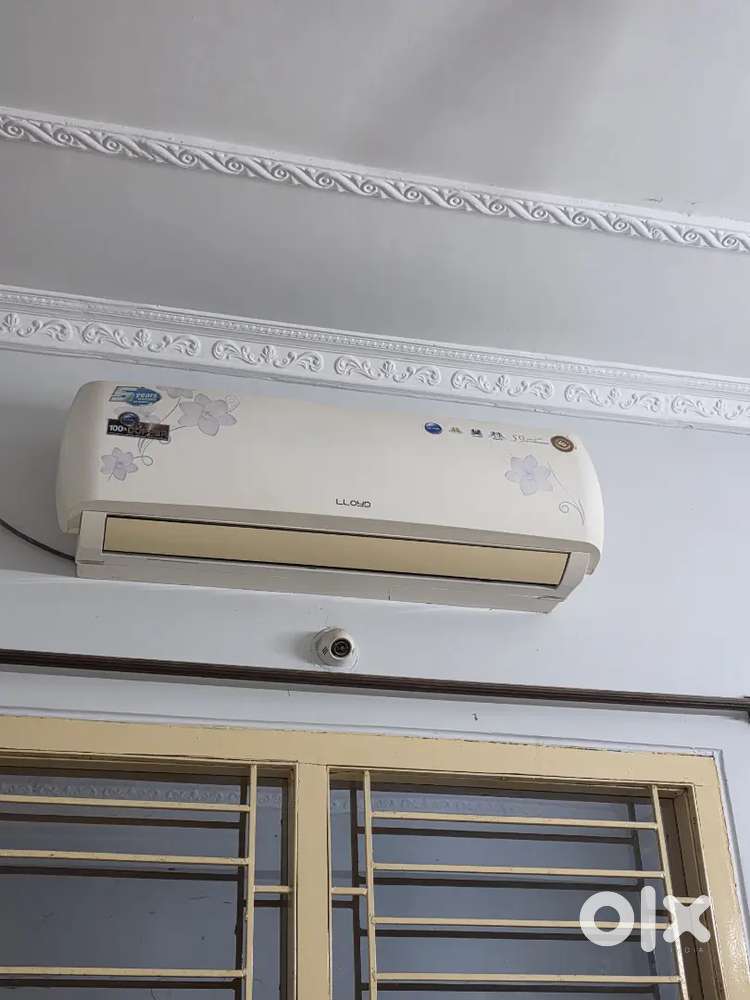 Lloyed 1.5 ton non inverter ac good condition copper coil.