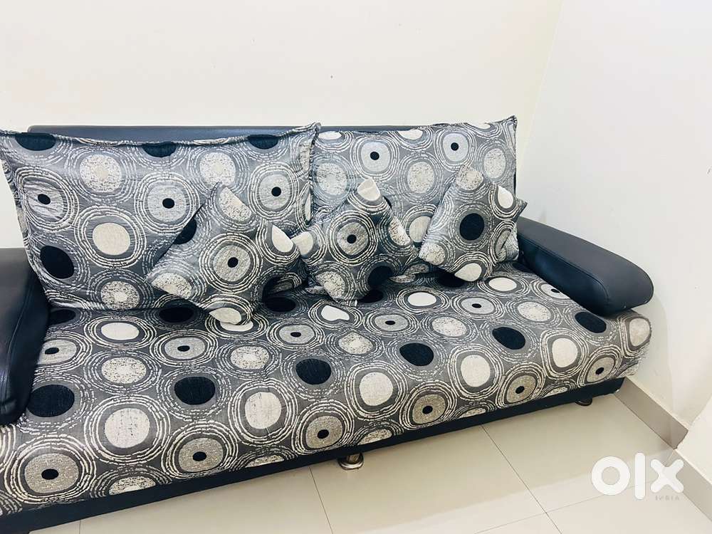 7 Seater Sofa Set with Cushions – Well Maintained