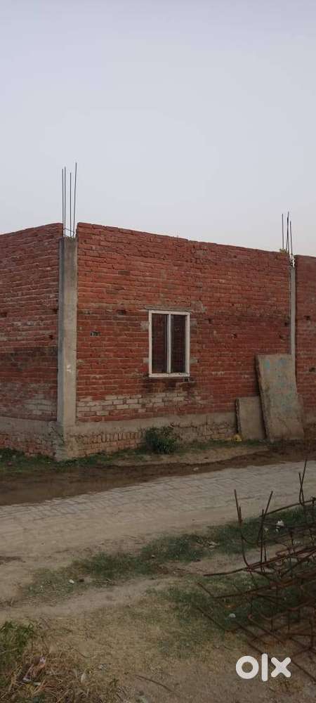 52 gaj plot avon dhabe ke samne lucknow kanpur highway se 2.2 km ander