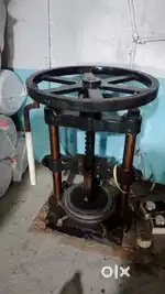 Paper plate making machine