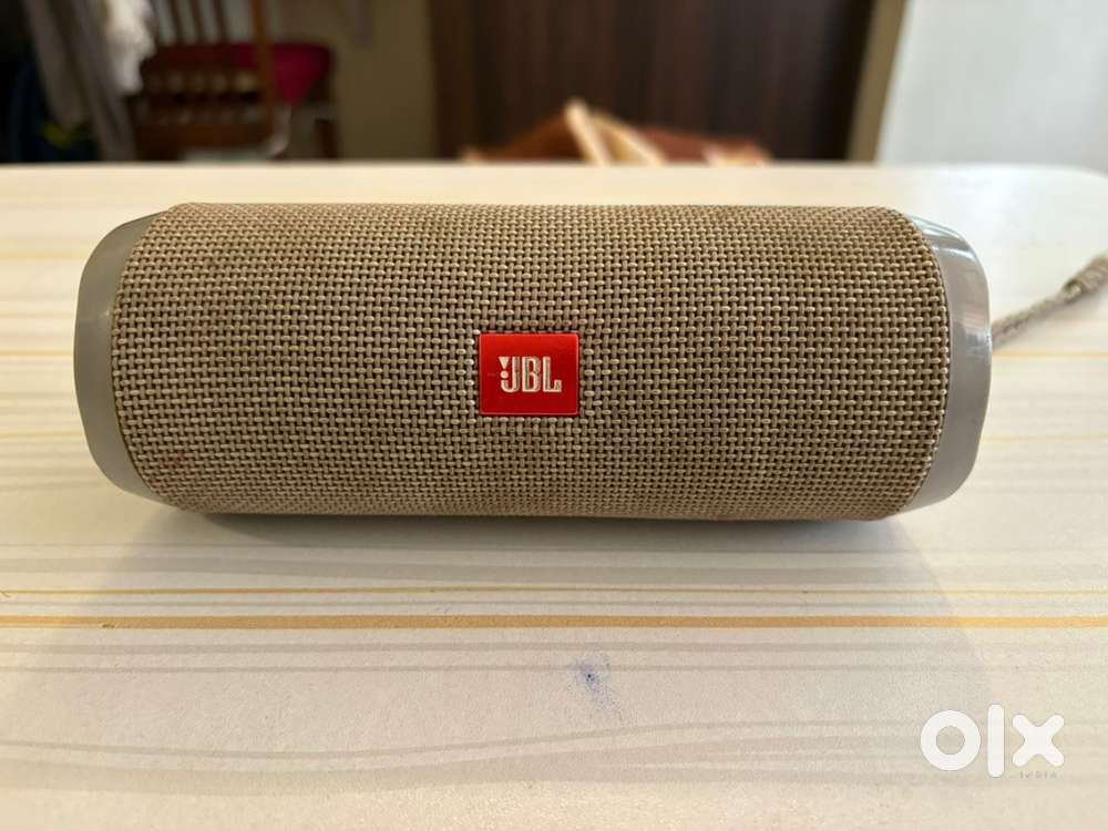 JBL FLIP 4 speakers