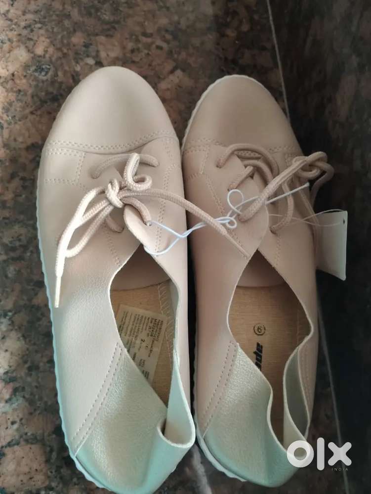 Attitude woman shoe
