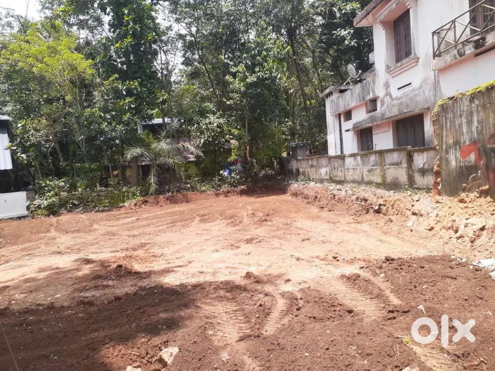 Plot for sale by nearby Vemuttil bridge Madavoor