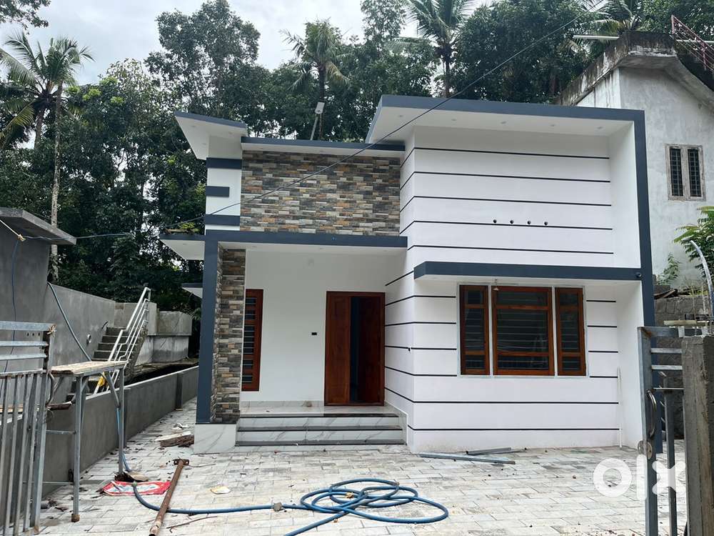 Semi furnished House Ayiroopara
