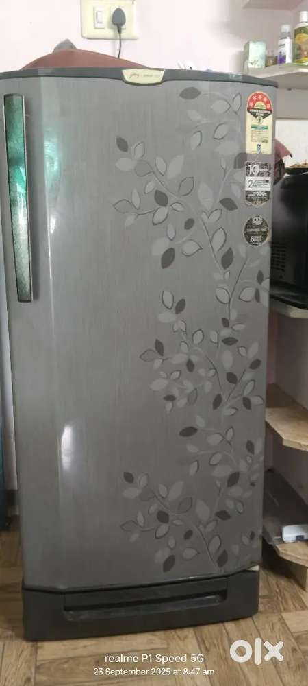 Godrej edge pro 5 star  196 litter Fridge 6000/-