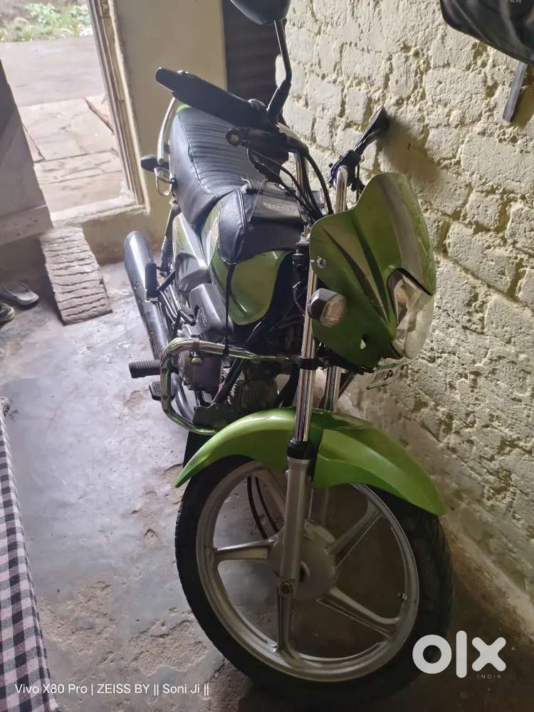 गाड़ी शोरूम कंडीशन में है एक हाथ रही है गाड़ी।