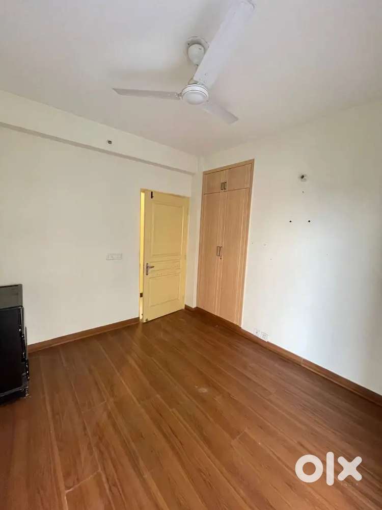 SEMI FURNISHED 2BHK IN GATED SOCIETY PRINCESS PARK READY TO MOVE