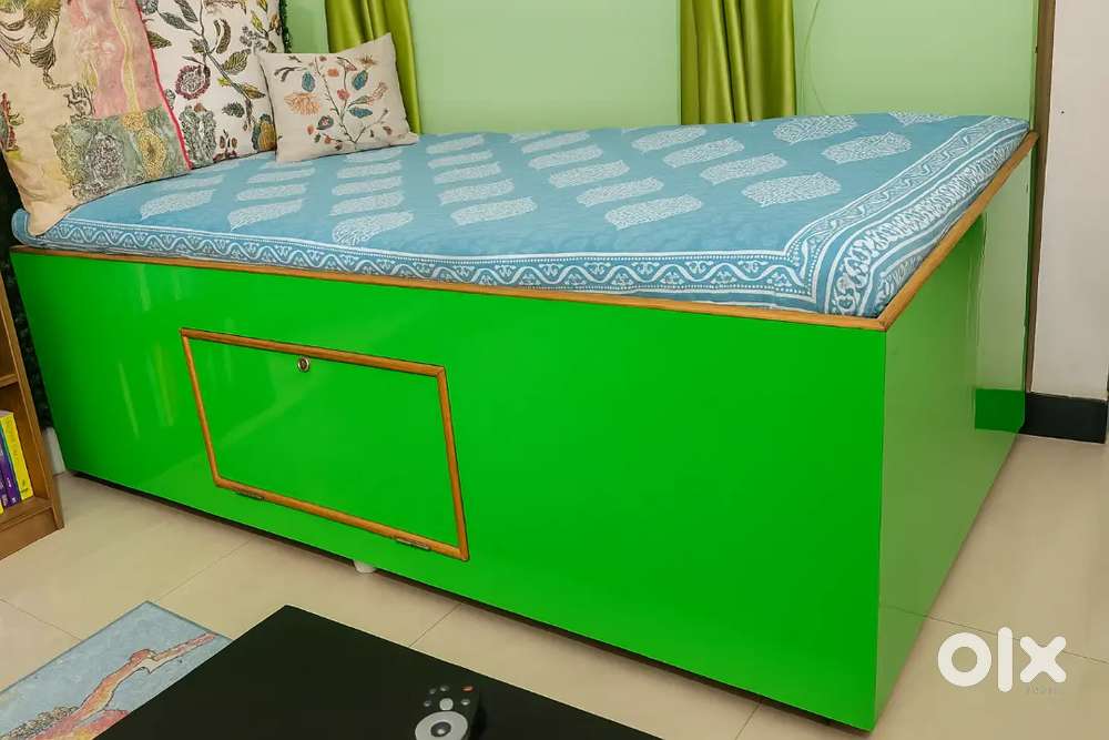 Single diwaan with Storage – Great Condition