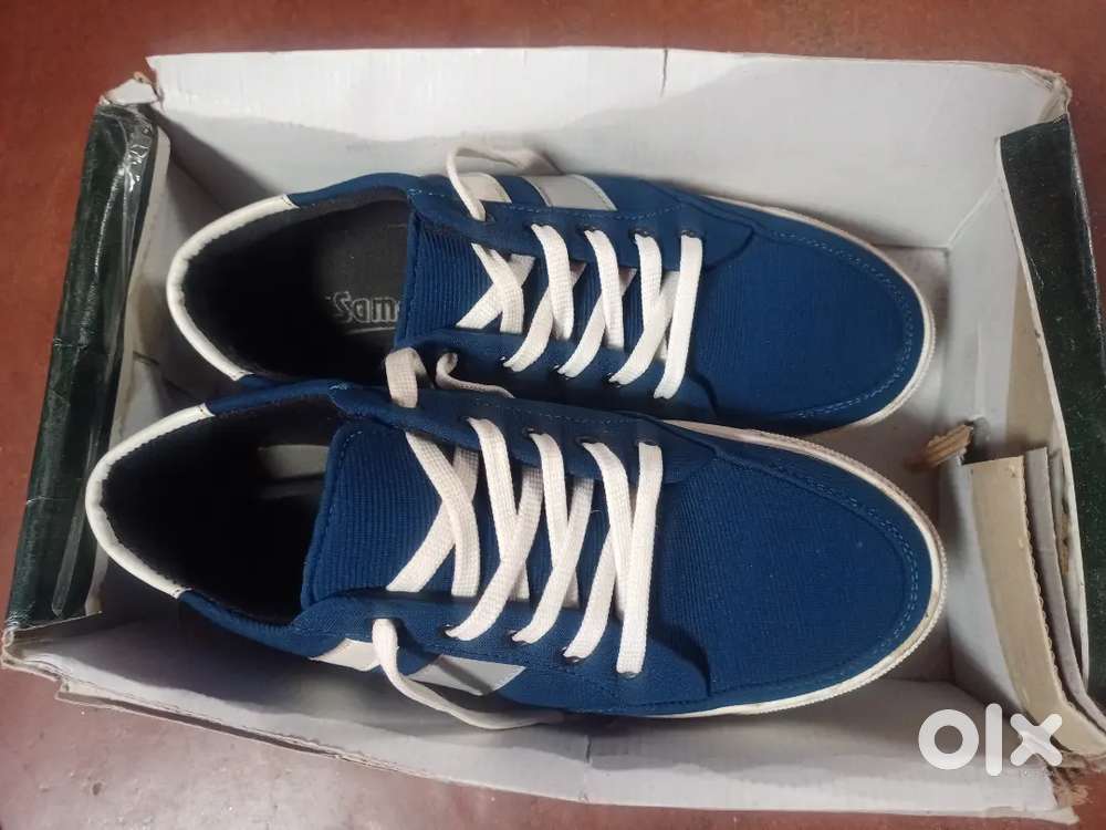 1 pair Shoes size 6