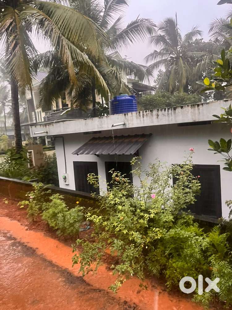 മഞ്ചേരി ചേരണി 3 സെന്റ് സ്ഥലം ചെറിയ വാർപ്പ് വീട്