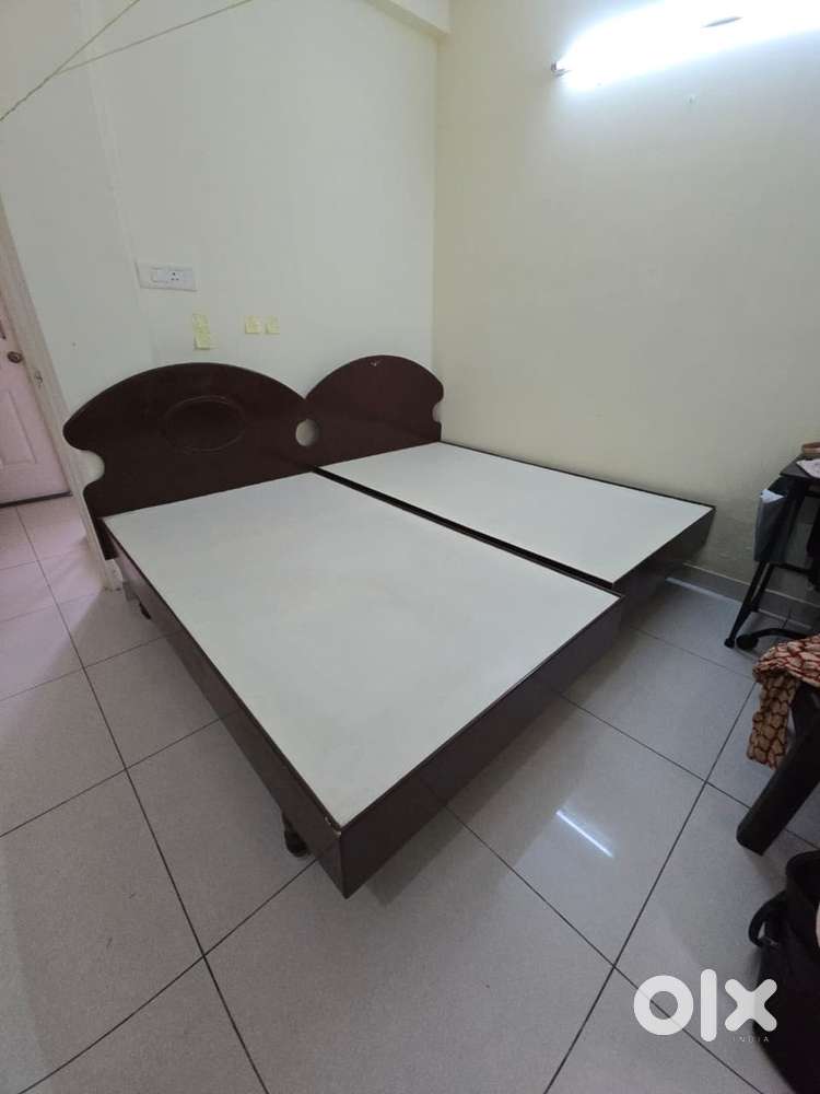 2 cots in good condition