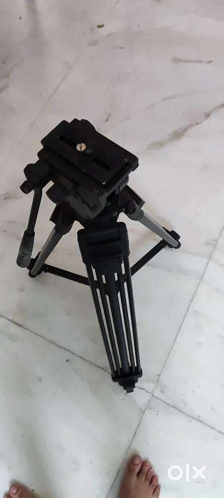 Tripod Stand Hydraulic Fluid Head for Video & DSLR Cameras (Black)