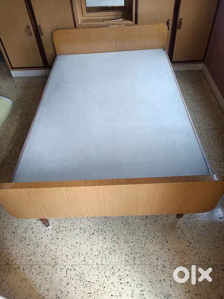 Single king size Wooden bed
