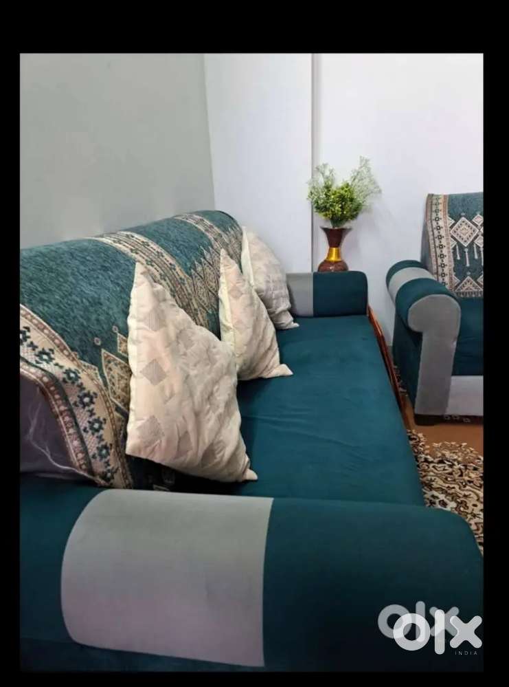 6 months old 5 seater sofa