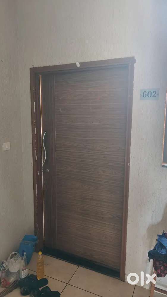 2BHK, UNFURNISHED, ROAD SIDE, 6TH FLOOR, sale by Owner.No broker.