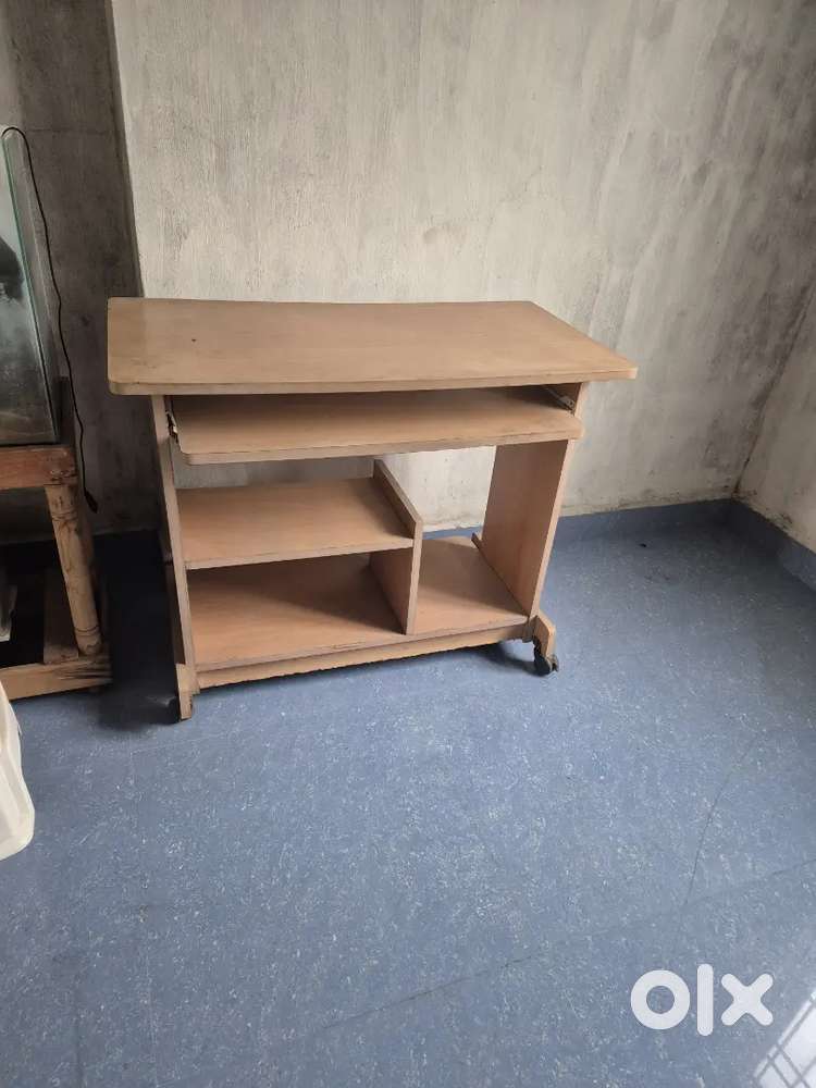 Computer table