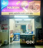 ice cream parlour and cafe