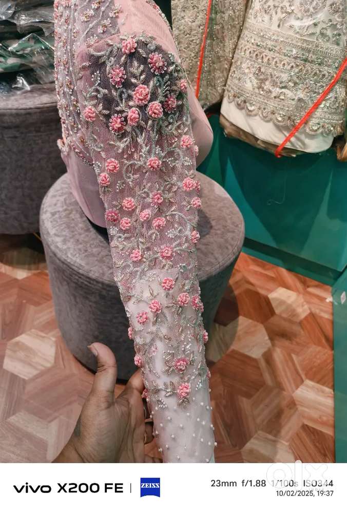 Handling customers @ boutique and get orders