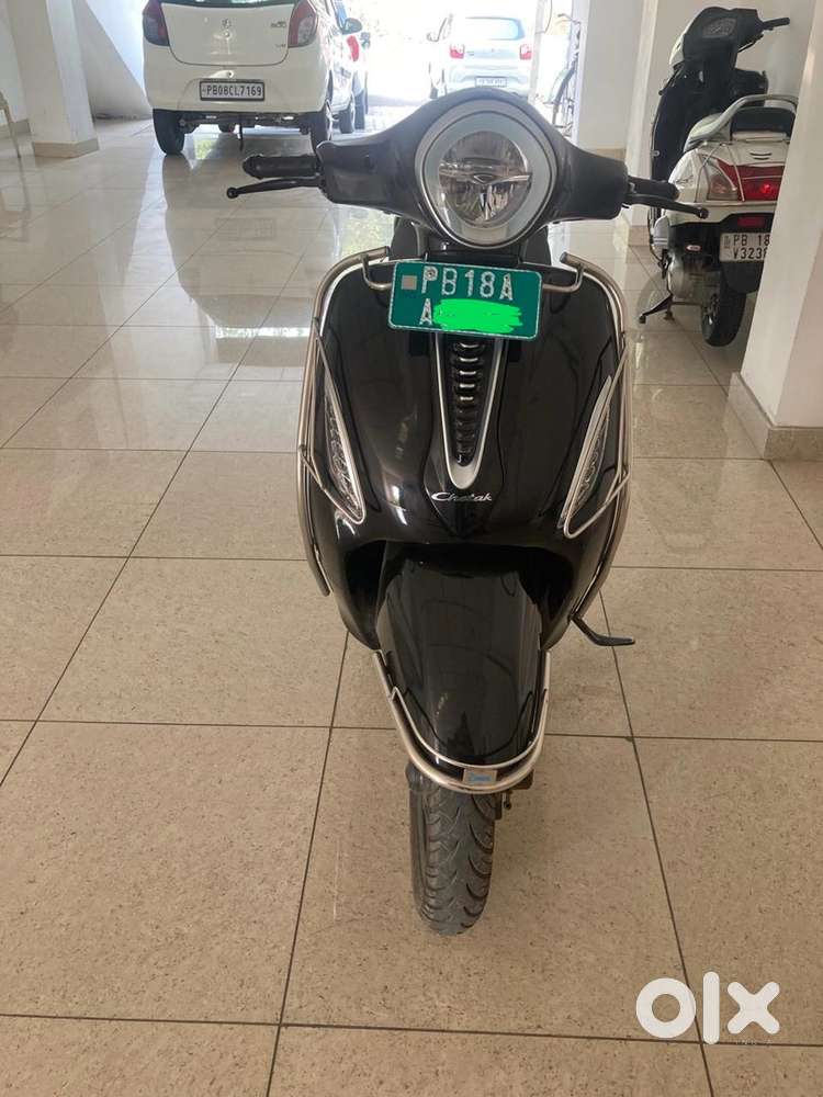 Touchscreen control panel, keyless start.