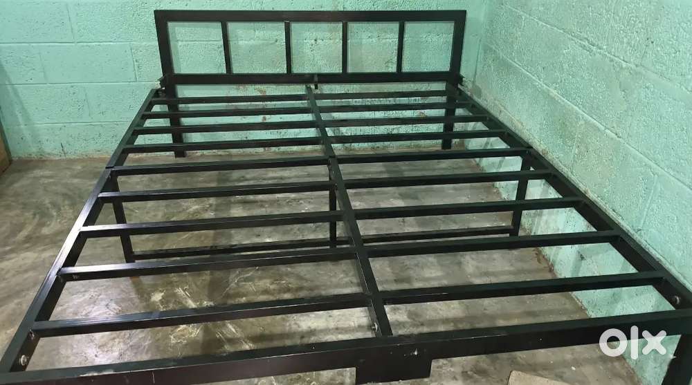 Almost New Metal Bed for Sale – Excellent Condition