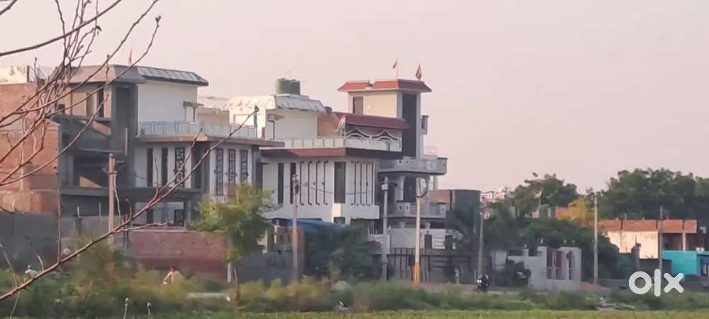 Noida extension me plot prime location.