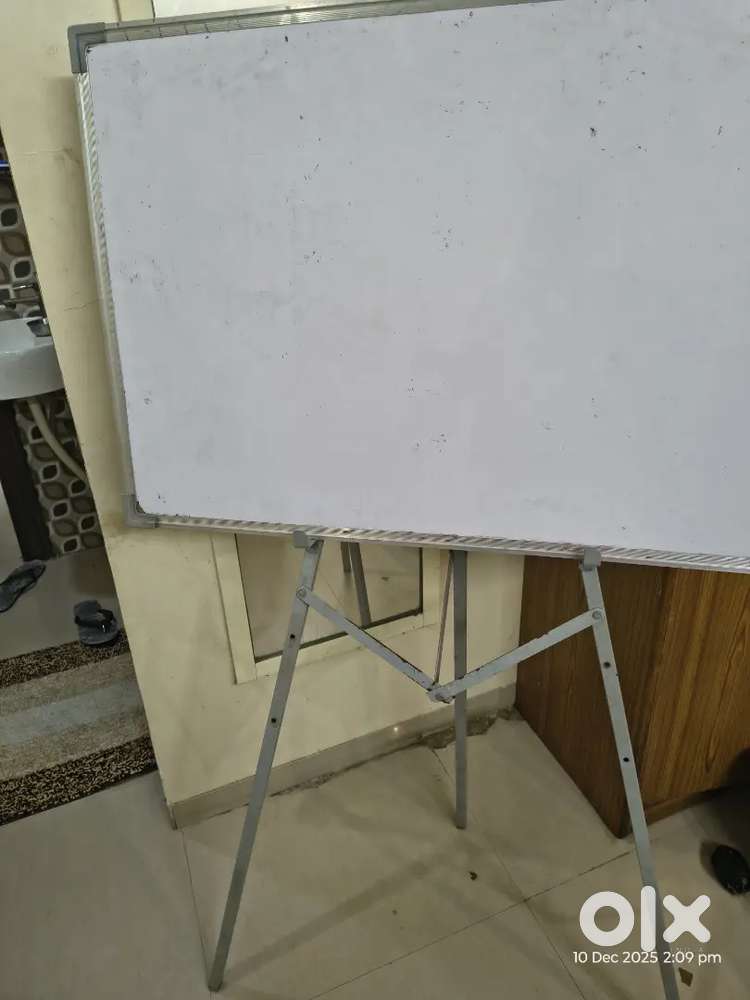 White board and green board with stand