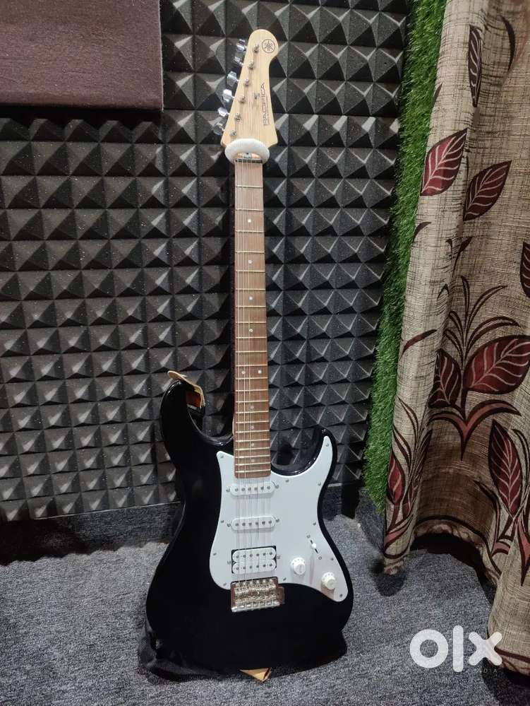 Yamaha Pacifica 012