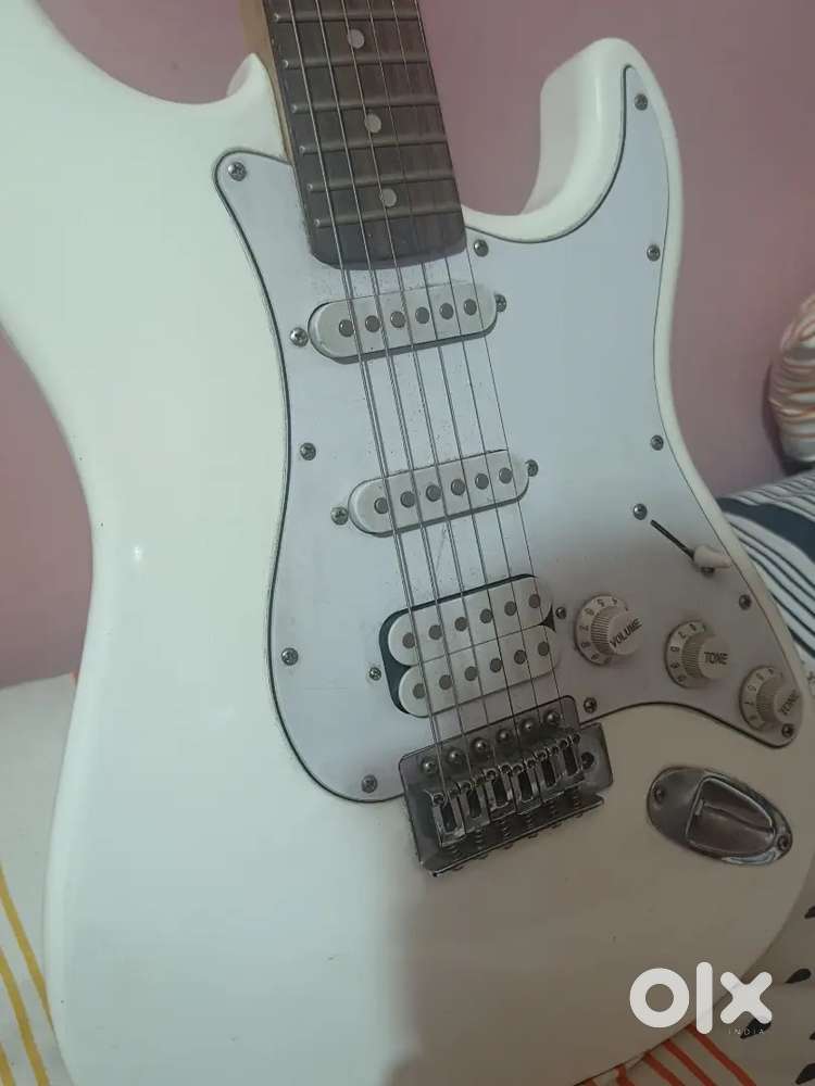Vault's electric guitar ST1 in white
