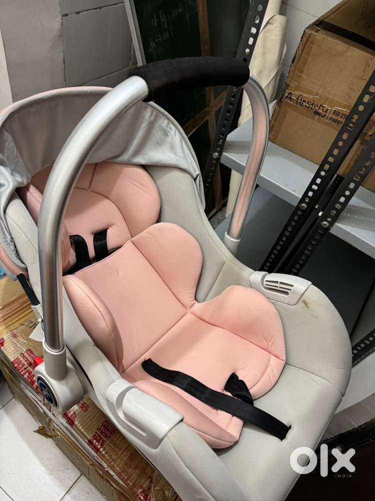 Star and Daisy Carey Cot cum Car Seat – Excellent Condition