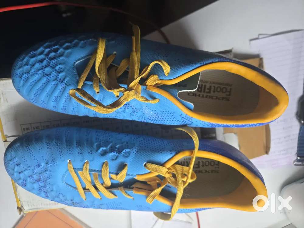 Football shoes uk 8 size