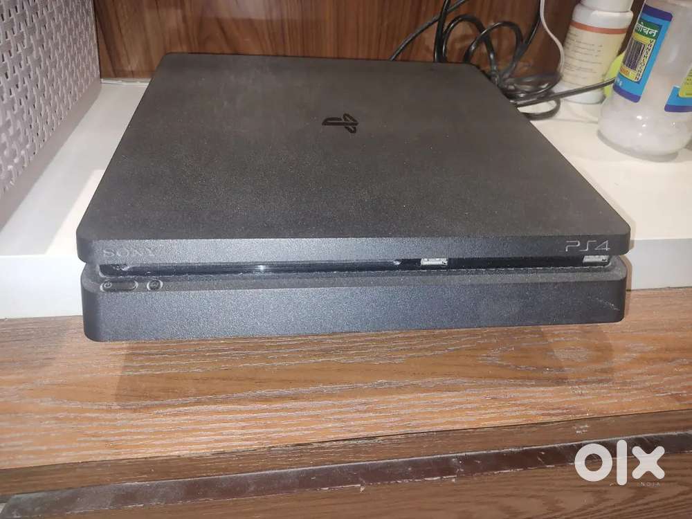 Mint condition PS4 + 2 controllers and 11 games