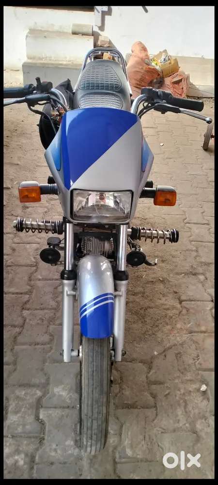 गुड कंडीशन सिल्वर कलर स्प्लेंडर प्लस