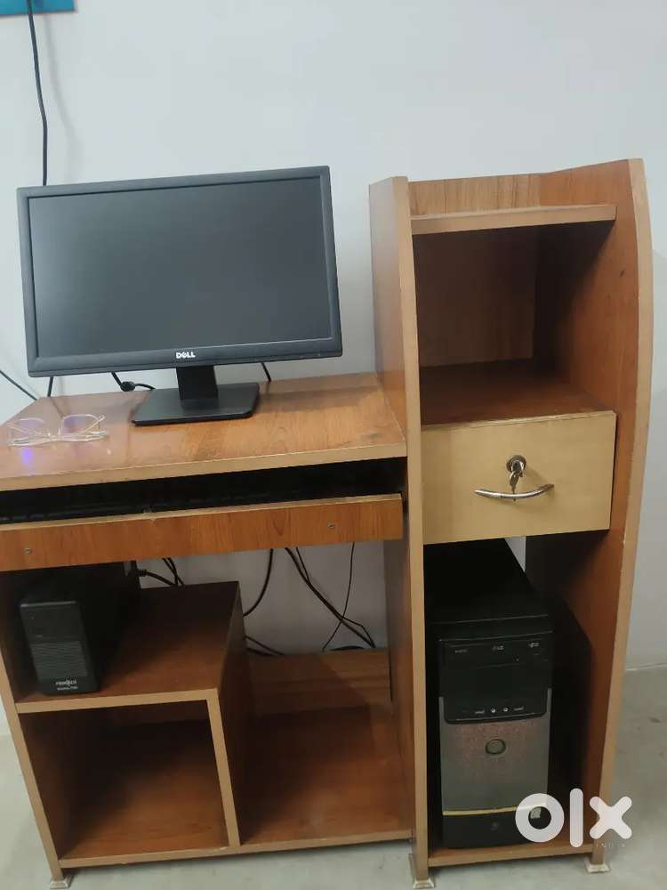 Desktop Computer With Dell Monitor and Table Set