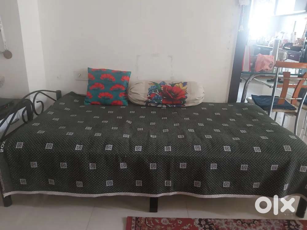 3×6 iron bed with table