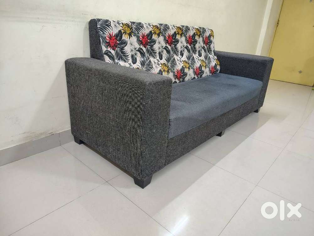 Black berry sofa set (only 1year used)