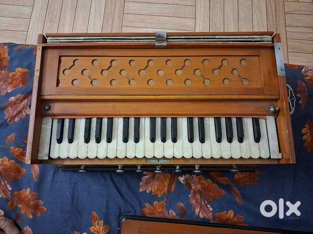 Harmonium with coupler