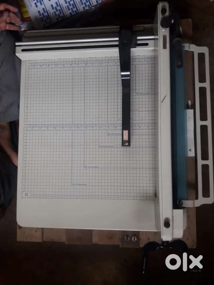 Paper cutting machine