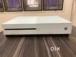 Xbox one S  white ( with CDs n without controller )