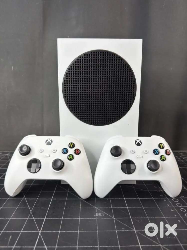 Microsoft Xbox Series S (1883) 512GB - Game Console Bundle