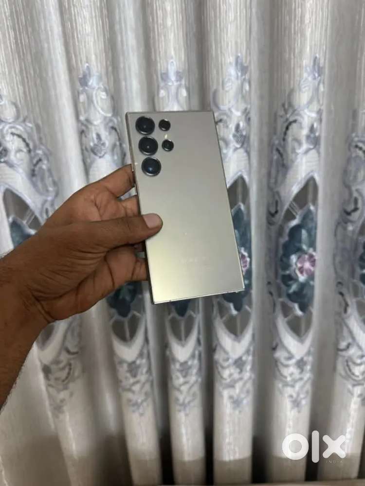 Samsung s25ultra in new condition under samsung warranty with bill box