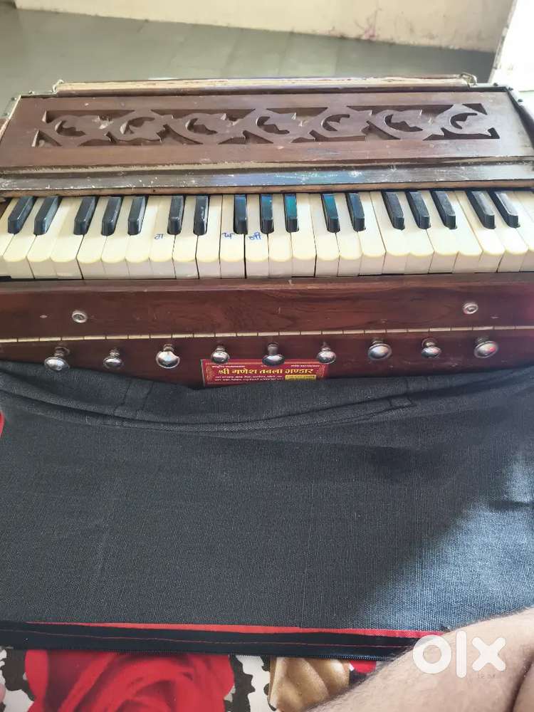 Harmonium hai achha tuning hai,, dabal naning me inglish hai,,