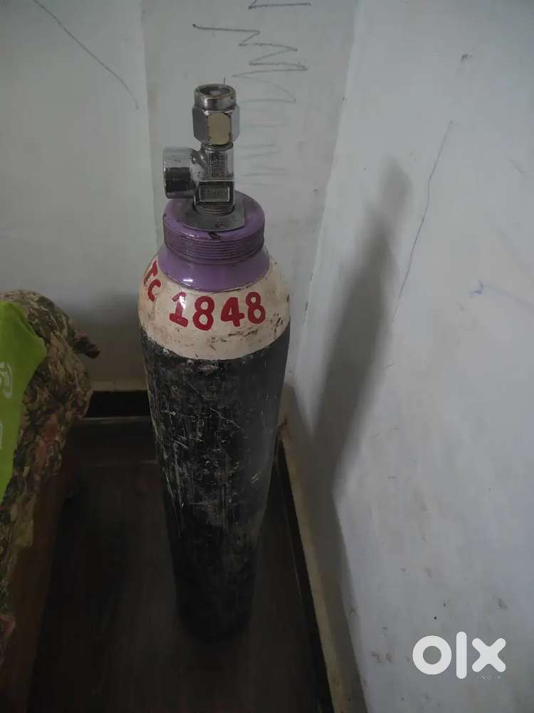 Small Carrying Oxygen Cylinder and 2 Oxygen Regulator Available