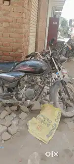 Gaadi bhetreen hai condition badhiya hai wash kari jayegi