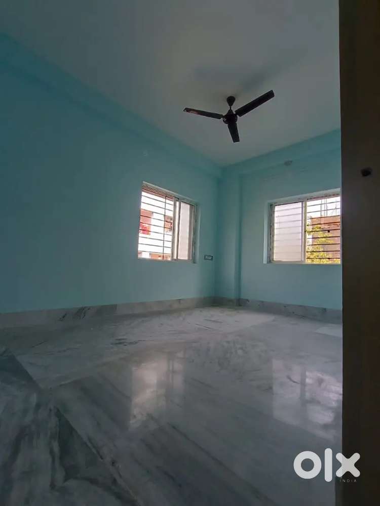 2 bhk room available for girls