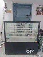 Pastry counter cake